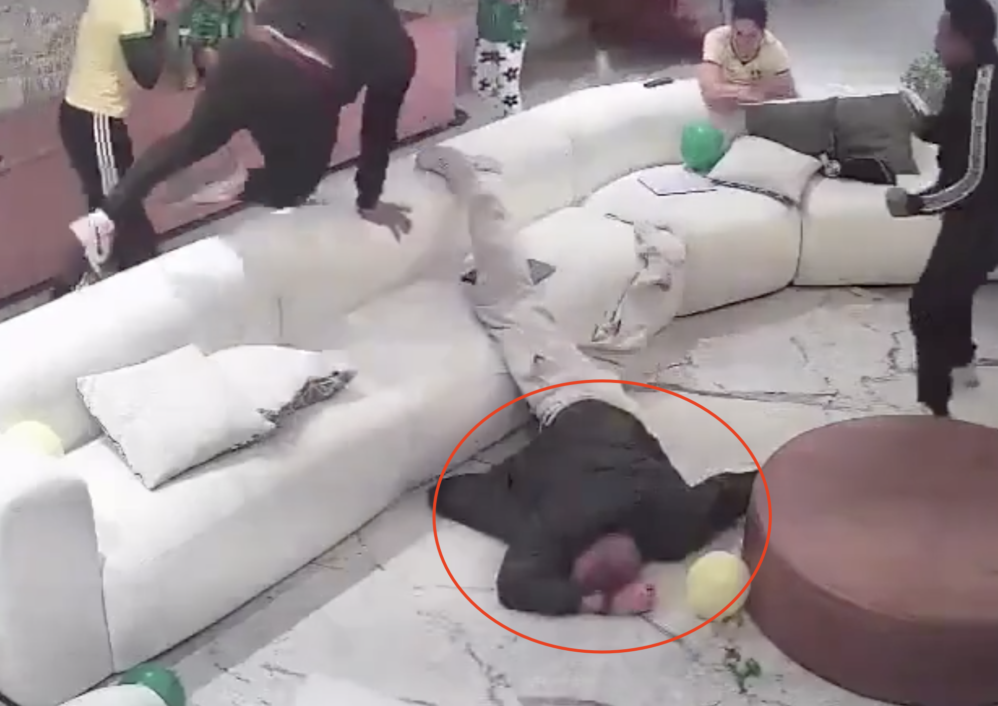 九游体育注册-吓人 38岁门神入选巴西队后激动到昏迷：趴在地上不动 家人没发现